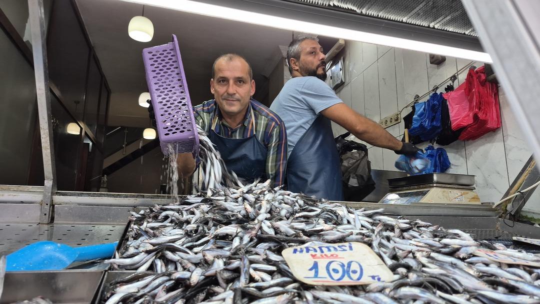 O balığın tanesi 500 lira! Tezgahlarda hamsi bolluğu: Kilosu 100 lira! "Palamut yok" 2