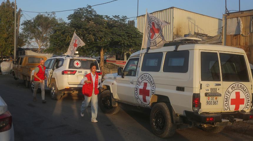Kassam Tugayları, Gazze'deki 2 İsrailli esirin cesedini Kızılhaç'a teslim etti