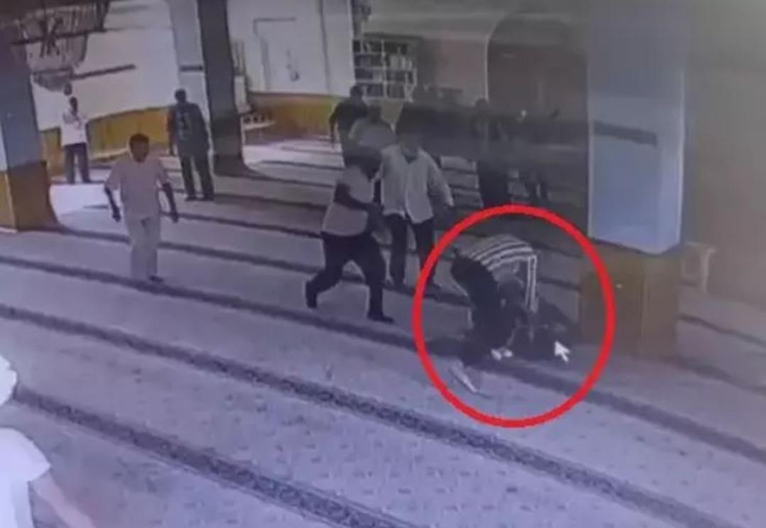 Camide namaz kıldığı sırada boğazını keserek &ouml;ld&uuml;rm&uuml;şt&uuml;! Soğukkanlılıkla anlattı: "Şimdi git kocanın leşini topla" 3