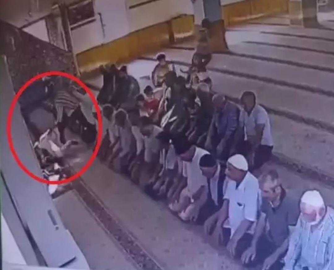 Camide namaz kıldığı sırada boğazını keserek &ouml;ld&uuml;rm&uuml;şt&uuml;! Soğukkanlılıkla anlattı: "Şimdi git kocanın leşini topla" 2