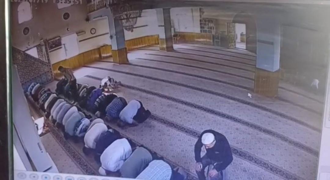 Camide namaz kıldığı sırada boğazını keserek &ouml;ld&uuml;rm&uuml;şt&uuml;! Soğukkanlılıkla anlattı: "Şimdi git kocanın leşini topla" 1