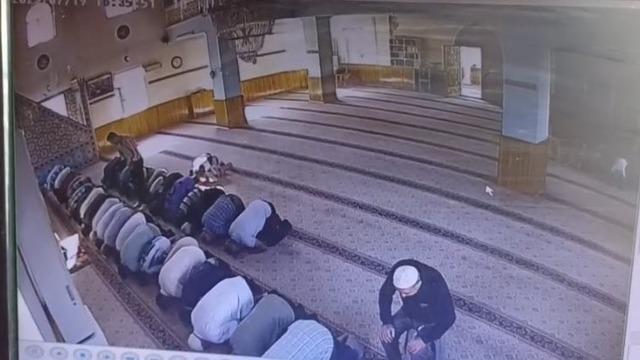 Camide namaz kıldığı sırada boğazını keserek öldürmüştü! Soğukkanlılıkla anlattı: Şimdi git kocanın leşini topla