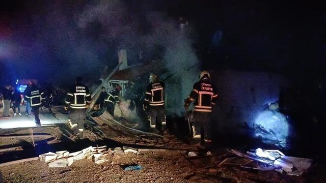 Çorum’da müstakil ev alev alev yandı: 7 kişi dumandan etkilendi