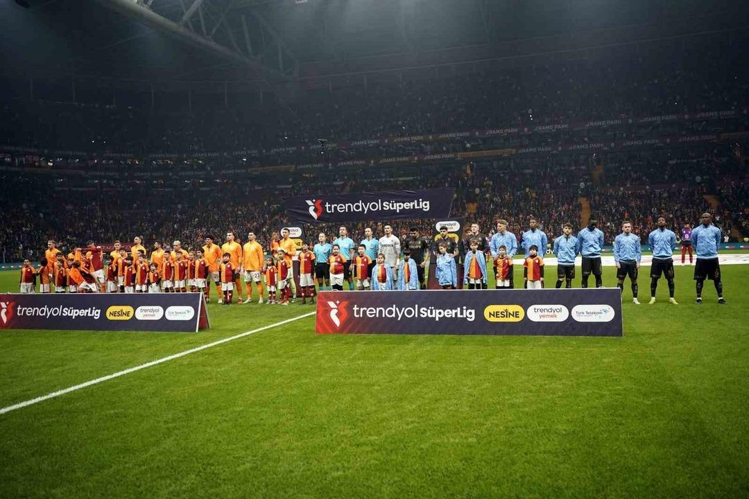 S&uuml;per Lig de g&ouml;zler dev derbide! Galatasaray ile Trabzonspor, 141. randevuda... 1