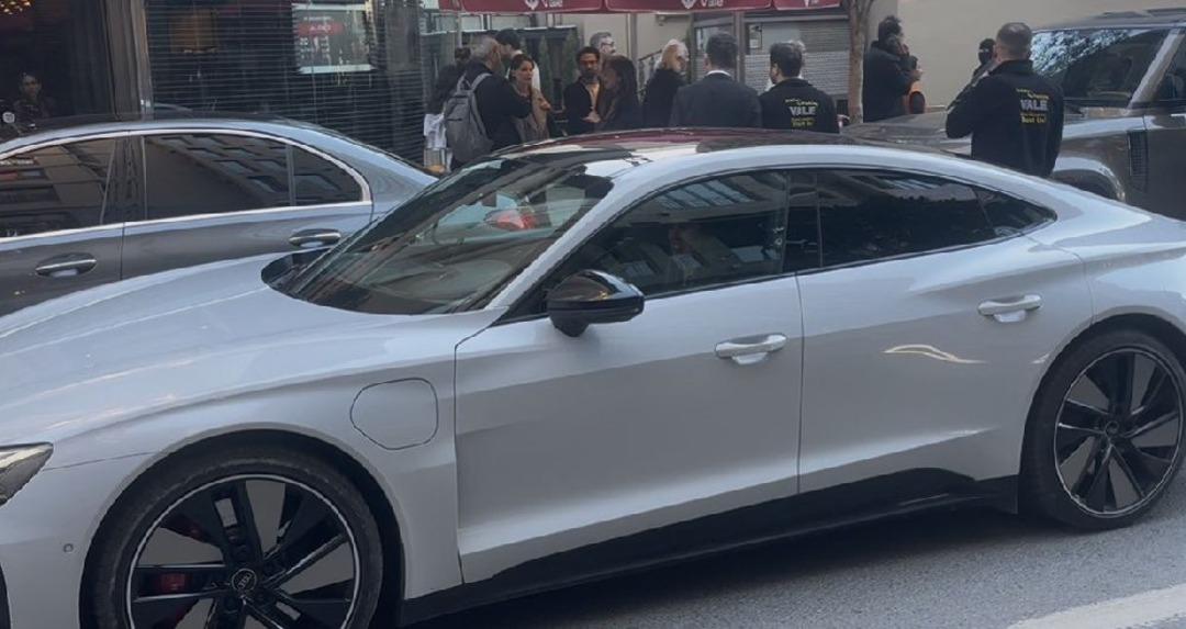 Mehmet Ali Erbil in 40 yaş küçük eşi Gülseren Ceylan a düğün hediyesi ortaya çıktı! Lüks aracıyla Nişantaşı nda tur attı 3