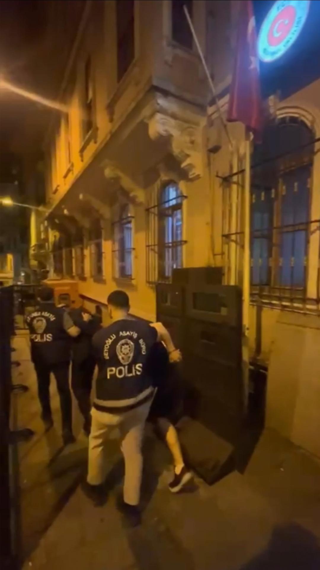 İspanyol YouTuber ı Beyoğlu nda d&ouml;vm&uuml;şlerdi! Olayın ardından ilk kez konuştu!  3