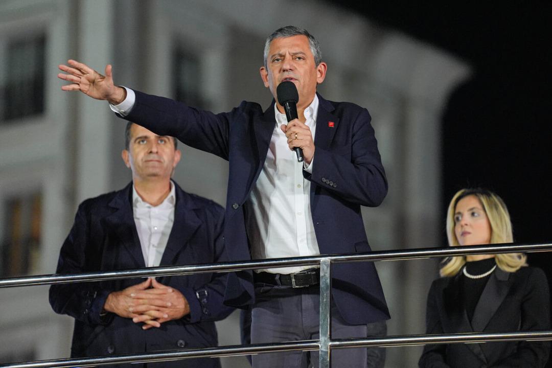 Cumhuriyet Halk Partisi lideri Özgür Özel den gündemi sarsacak bahis iddiası! 5.5 milyon tl kırmızı kart bahisi oynamış... 1