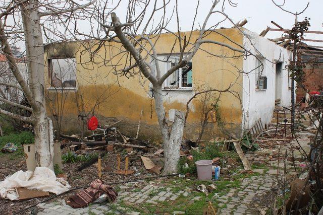 Evleri yanan ailelere Kızılay’dan yardım