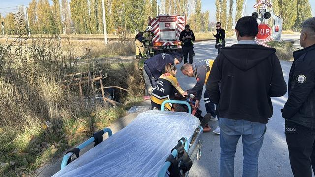 Kütahya da sulama kanalına devrilen otomobilin sürücüsü yaralandı 2