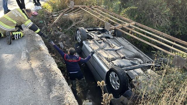 Kütahya da sulama kanalına devrilen otomobilin sürücüsü yaralandı 1