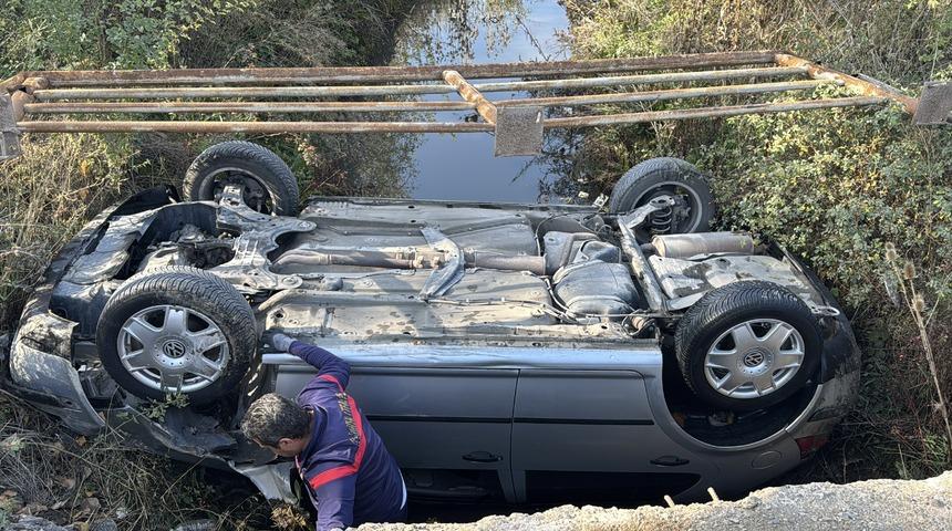 Kütahya'da sulama kanalına devrilen otomobilin sürücüsü yaralandı