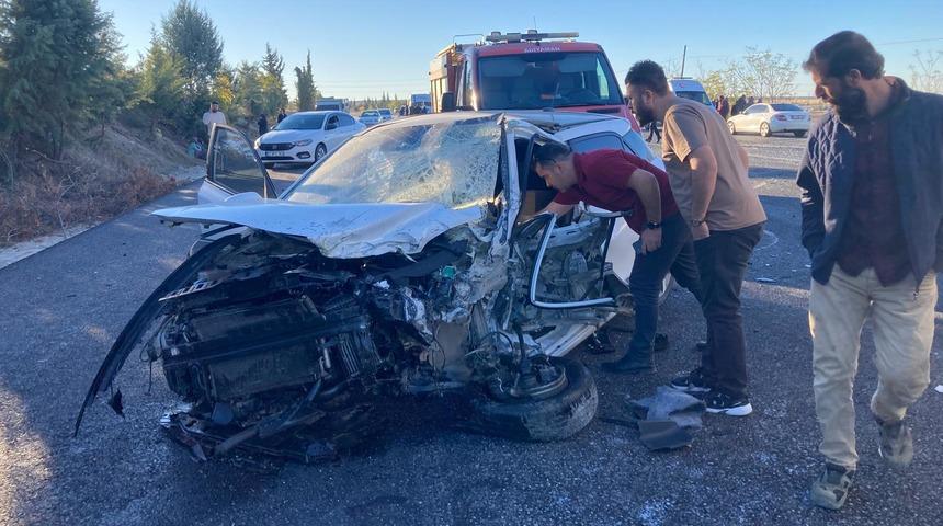 Adıyaman'da iki otomobilin çarpıştığı kaza: 1'i polis 2 kişi yaralandı