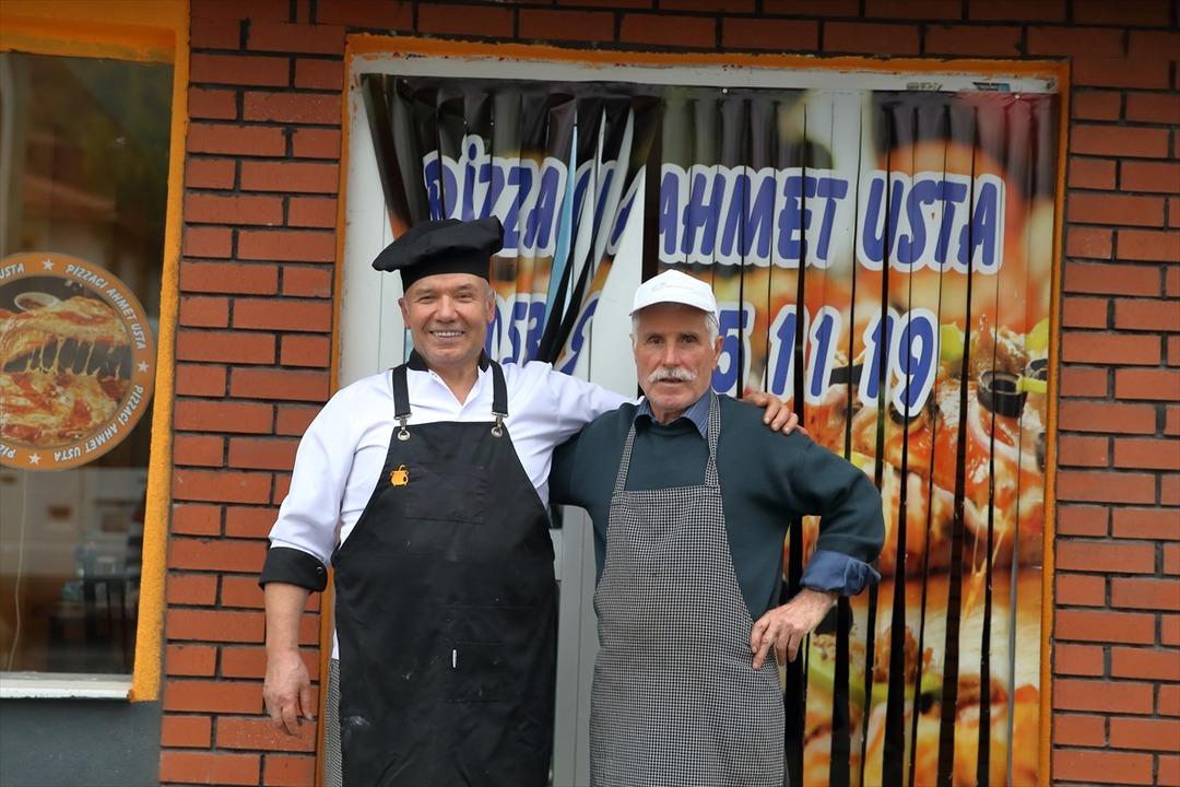 Evinin bahçesinde 3 masa ile başladı! Çevre illerden akın akın geliyorlar, hayaldi gerçek oldu 7