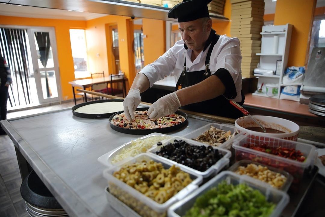 Evinin bahçesinde 3 masa ile başladı! Çevre illerden akın akın geliyorlar, hayaldi gerçek oldu 5