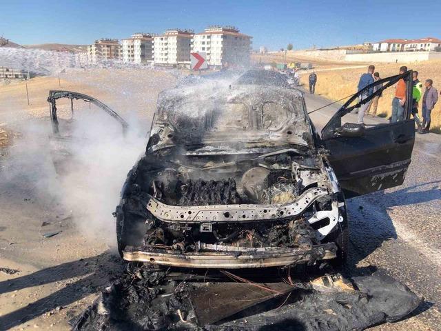 640xauto Seyir halindeki otomobil yandı