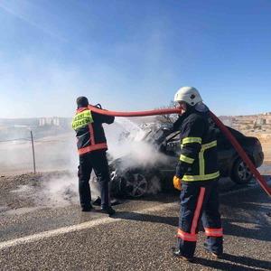 Seyir halindeki otomobil yandı