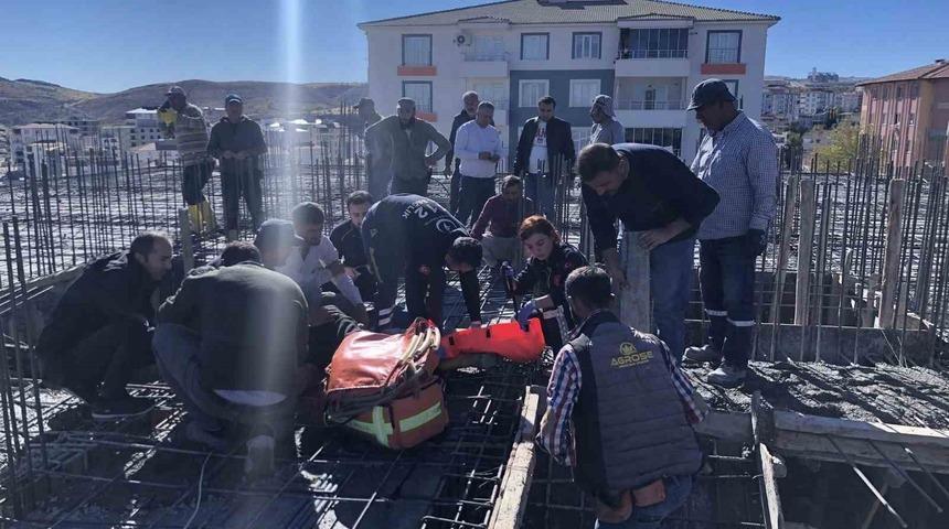 Kırılan pompa par&ccedil;asının altında kalan iş&ccedil;i yaralandı