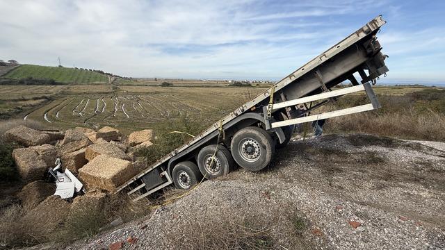 Çanakkale'de feci kaza! Tır şarampole devrildi, sürücü hayatını kaybetti