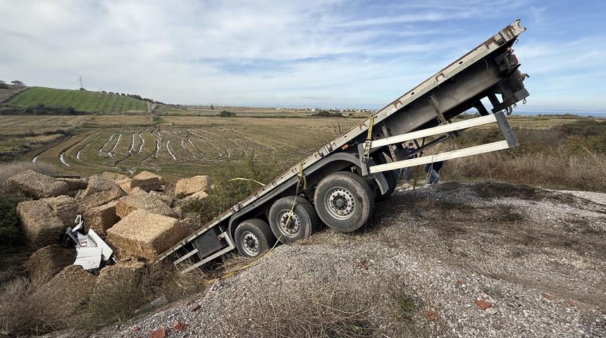 Çanakkale'de feci kaza! Tır şarampole devrildi, sürücü hayatını kaybetti