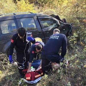 Tokat’ta uçuruma yuvarlanan araçtan 2 kişi sağ kurtuldu