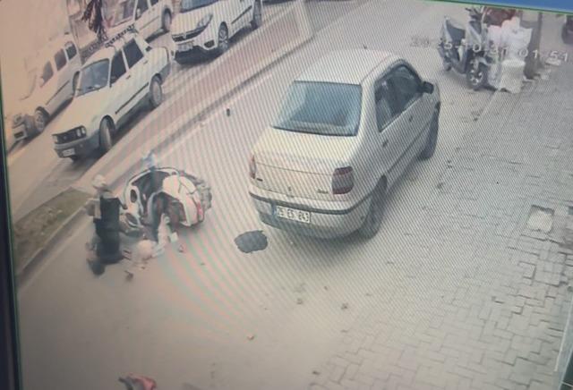 Motosiklet yayaya çarptı: 2 yaralı 1