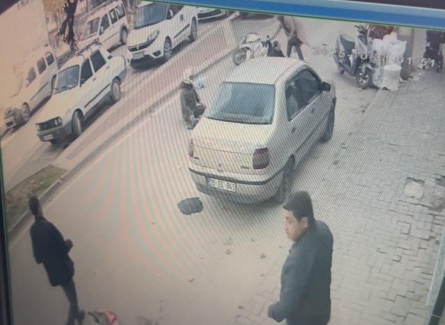 Motosiklet yayaya çarptı: 2 yaralı 2