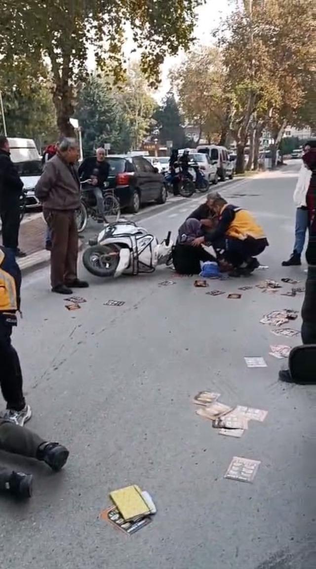 Motosiklet yayaya çarptı: 2 yaralı 3