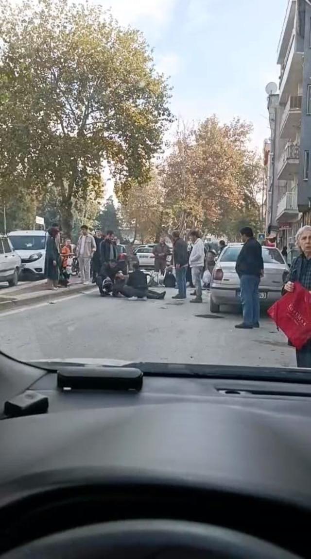 Motosiklet yayaya çarptı: 2 yaralı 5