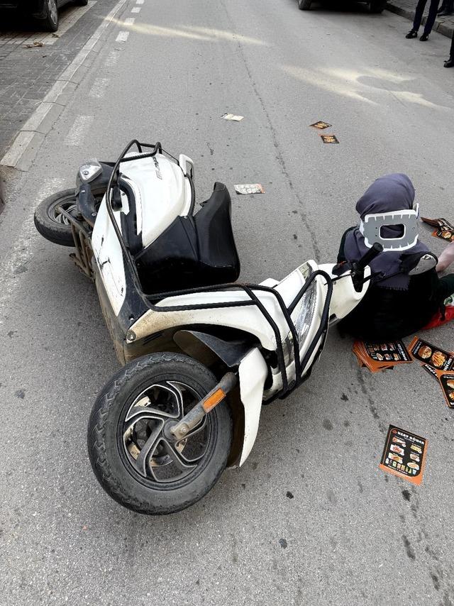 Motosiklet yayaya çarptı: 2 yaralı 7