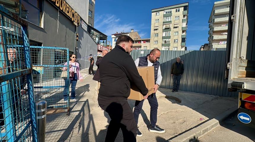 Kocaeli'de çöken binanın çevresinde evi ve dükkanı bulunanlar eşyalarını aldı