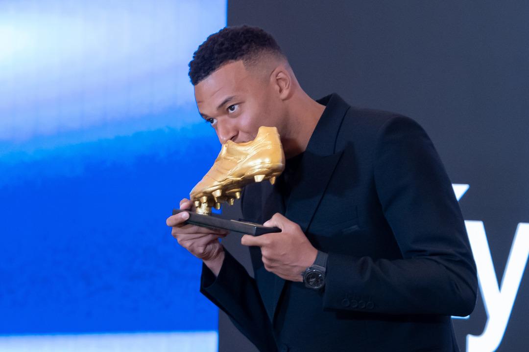 Mbappe,  Avrupa Altın Ayakkabı  ödülünü aldı! "Seninle gurur duyuyorum" 1