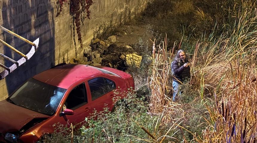 Otomobil 5 metrelik kanala uçtu, sürücünün burnu bile kanamadı