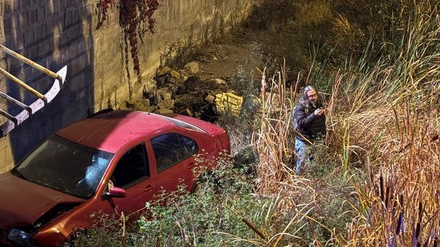Otomobil 5 metrelik kanala uçtu, sürücünün burnu bile kanamadı