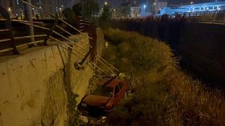 Otomobil kanala düştü, sürücü yara almadı