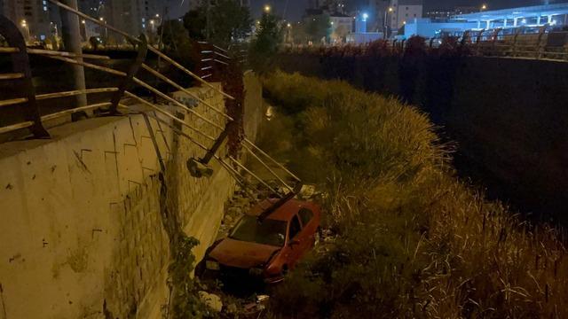 Otomobil kanala düştü, sürücü yara almadı
