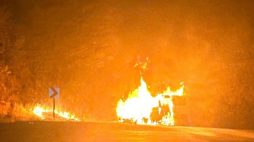 Şırnak’ta seyir halindeki araç alev aldı