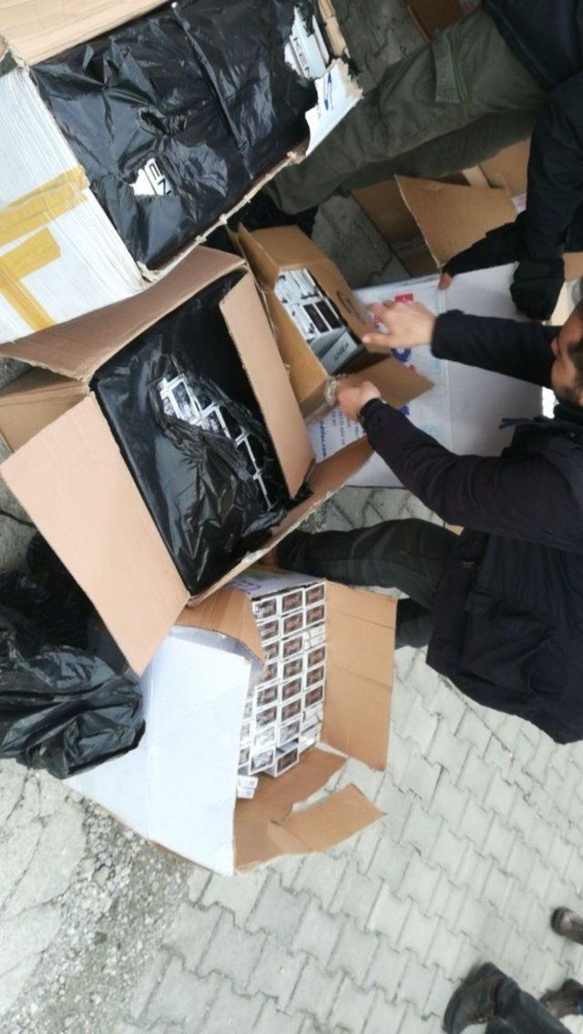 Erciş’te bir kargoya ait kamyonette 3 bin paket kaçak sigara ele geçirildi