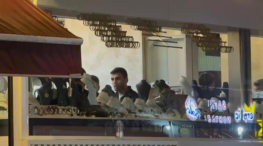Herkes evleri boşaltırken, o altınlarının peşine düştü! Dakikalar içinde kuyumcuyu boşalttı