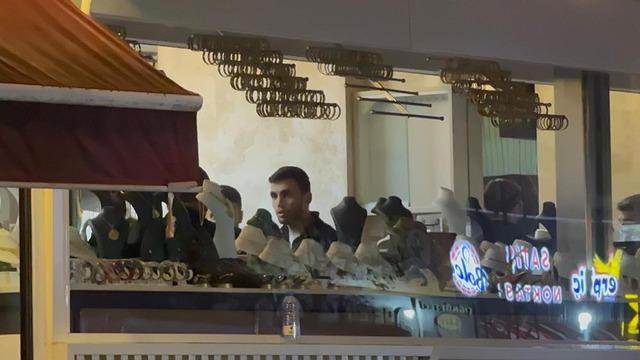 Herkes evleri boşaltırken, o altınlarının peşine düştü! Dakikalar içinde kuyumcuyu boşalttı