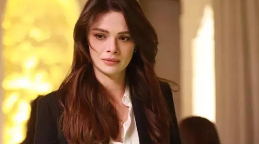 Uzak Şehir'in Alya'sı Sinem &Uuml;nsal'a bir &ouml;d&uuml;l daha! Sa&ccedil;ı, makyajı ve derin dekoltesiyle tam not aldı