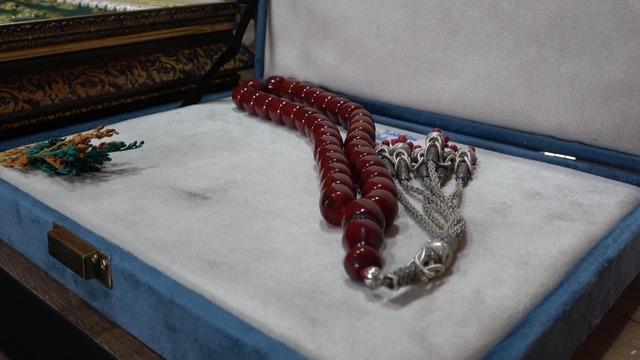 Osmanlı döneminden kalma tespihler: Bu tespihlerin fiyatı dudak uçuklatıyor! 1