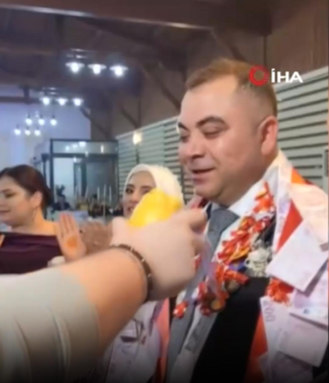 Damada arkadaşları takı merasiminde getirdi! Herkesin içinde yedi, kahkahaya boğuldu 1