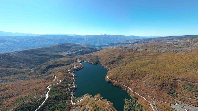 Zinav Gölü sonbahar renkleriyle mest ediyor