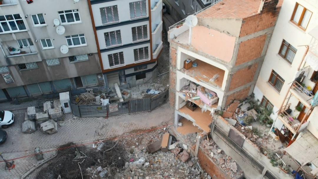 Yer: Zeytinburnu! Bina yıkılınca gizli kalan skandal ortaya çıktı! Apartman duvarsız kaldı 1