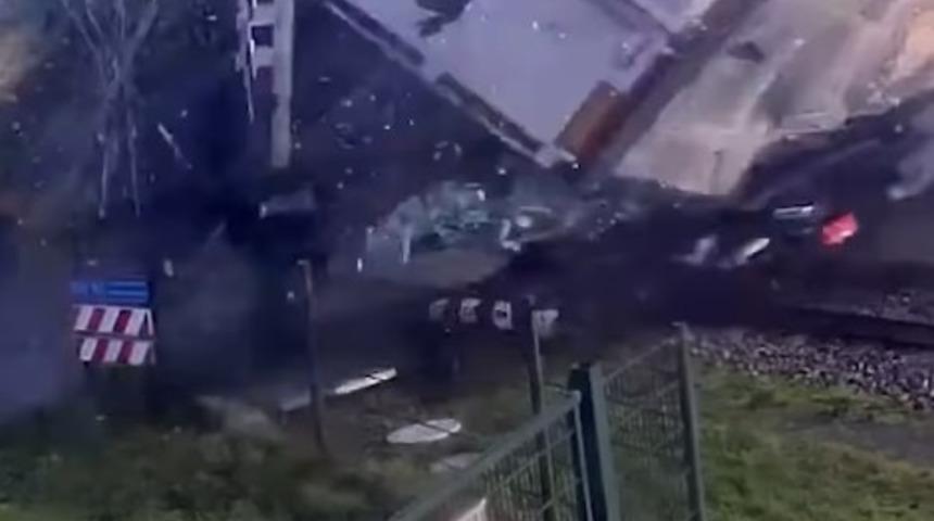 Hollanda’da tren, TIR’a çarptı: 5 yaralı