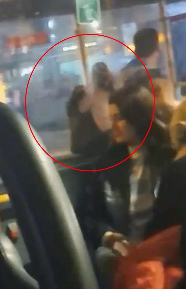 Otobüste, kadınların yer kavgası! 1
