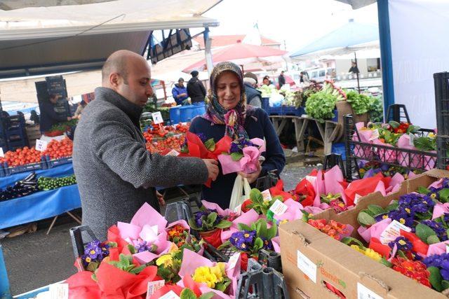 Marmaraereğlisi’nde kadınlara çiçek dağıtımı yapılıyor