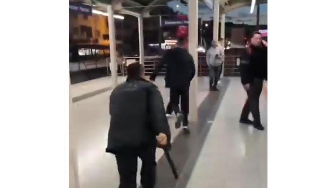 Bursa metrosunda ortalık fena karıştı! Yumruklar havada uçuştu… 1