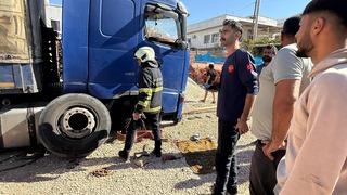 Lastiğini değiştirdiği TIR'ın altında kalan şoför ağır yaralandı