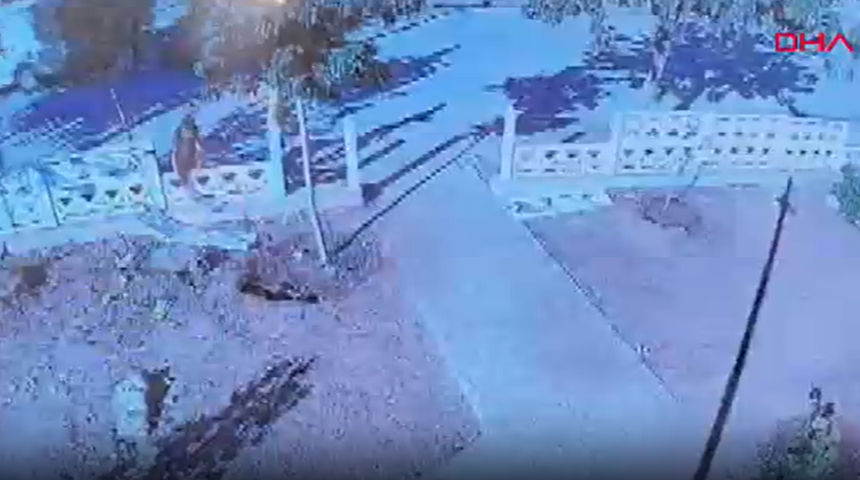 Mardin’de 2 çocuk parkın duvarını tekmeledi